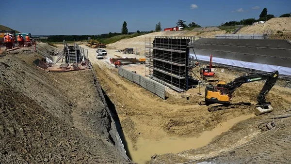 Excavatrice et ouvriers sur le chantier de l'A69