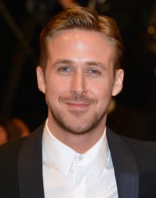 Ryan Gosling en costume et cravate orange.