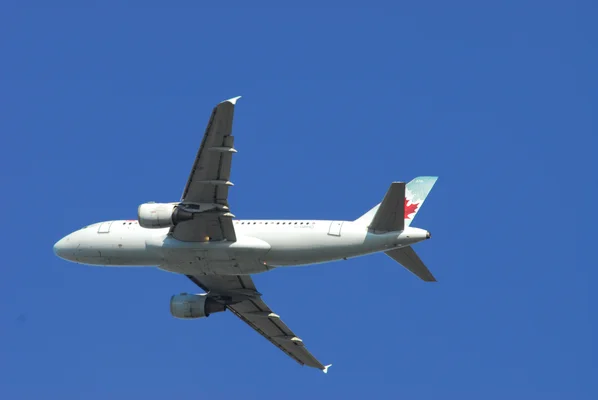 Un avion d'Air Canada sur le tarmac de LaGuardia au crépuscule.