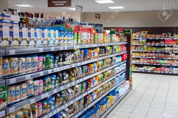 Intérieur d'un supermarché typique à Moscou en Russie le 13 mars 2016