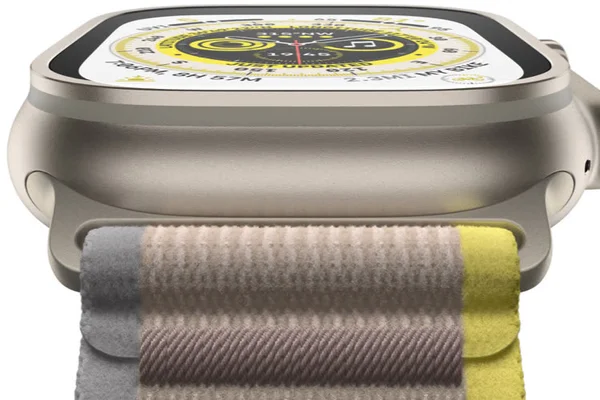 Apple Watch avec boîtier métallique et bracelet coloré affichant un cadran graphique