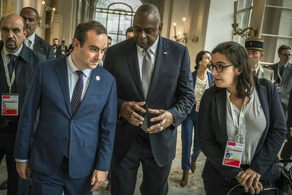 Sébastien Lecornu et Lloyd J. Austin III lors de la réunion des ministres de la Défense du G7 à Naples en octobre 2024.