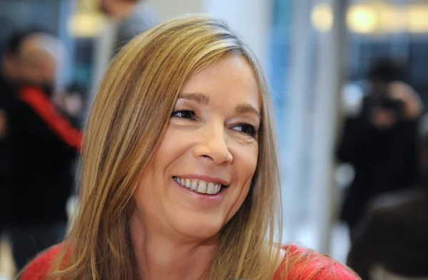 Hélène Rollès le 8 décembre 2010 à Paris, portant un haut rouge.