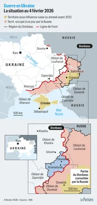 Char de combat camouflé sur une route rurale près de soldats ukrainiens dans le sud du Donbass.