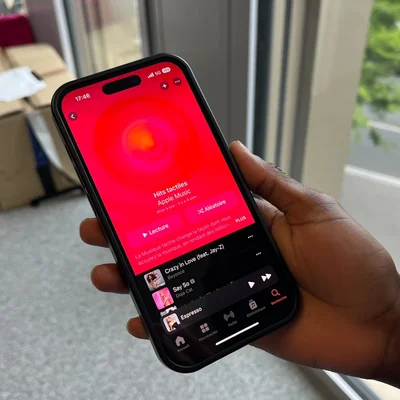 Vue de l'interface Apple Music sur smartphone avec la liste des chansons.