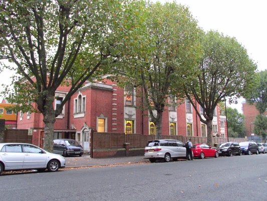 La Nouvelle Synagogue de Londres située sur Abbey Road, reconnaissable à son architecture en briques rouges.