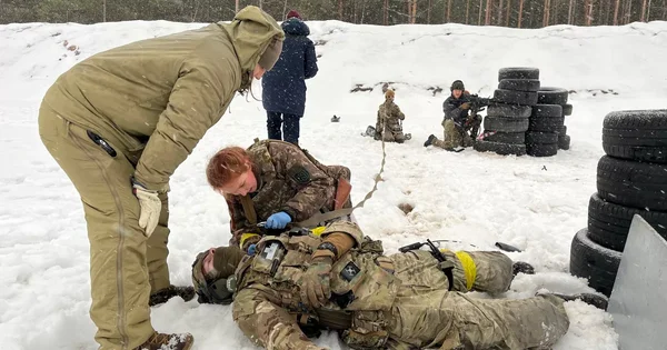 Civils ukrainiens s'entraînant aux premiers secours lors d'un exercice d'autodéfense en milieu enneigé.