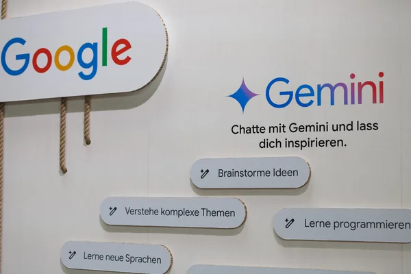 Le logo Google Gemini et descriptifs affichés lors de la conférence re:publica.