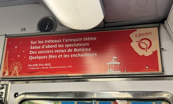 Le poème de Valentin Mortier affiché sur une publicité rose dans le métro parisien, arborant le badge « LAURÉAT ».