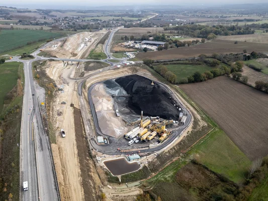Chantier de l'autoroute A69 et équipements industriels