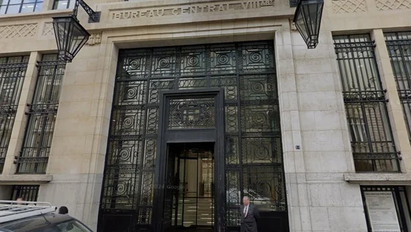 Ruban de police fermant l'accès à la rue près de la Bank of America à Paris après l'attentat déjoué.