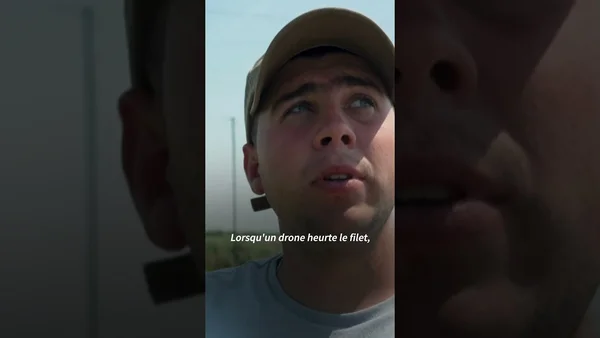 Portrait de Mykhailo Fedorov portant un chemise marron ornée du trident ukrainien.