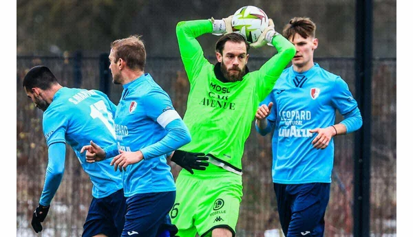 Alexandre Oukidja gardien de but du FC Metz protège le ballon lors d'un match.
