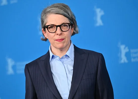 Petra Volpe lors de la cérémonie des Quartz, devant les logos institutionnels suisses.