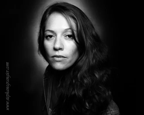 Portrait photographique de l'auteure Aude Walker.