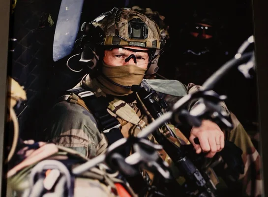 L'adjudant-chef Arnaud Frion en tenue de combat à l'intérieur d'un véhicule militaire.