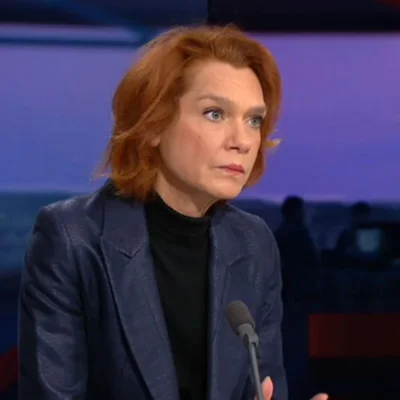 Drapeau national turc flottant dans le ciel bleu.