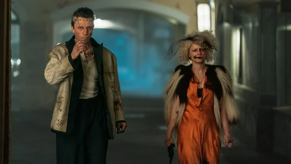 Une scène du film 'The Bride!' dans un bal sombre avec Jessie Buckley et Christian Bale.