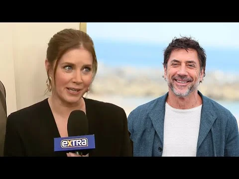 Amy Adams lors d'une interview pour l'émission EXTRA aux côtés d'un interviewer.