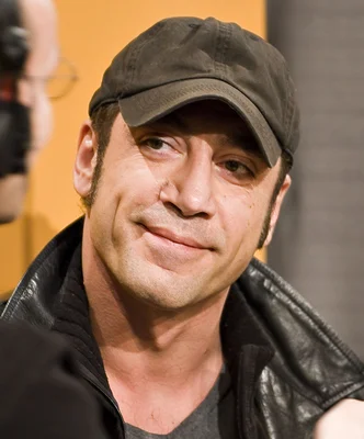 Javier Bardem lors du radio eins night talk au Festival de Berlin 2007, arborant casquette et veste en cuir noir.