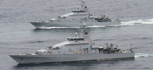 Les patrouilleurs néo-zélandais P3569 et P3568 naviguant sur l'eau, équipés de radars et marqués '56'.