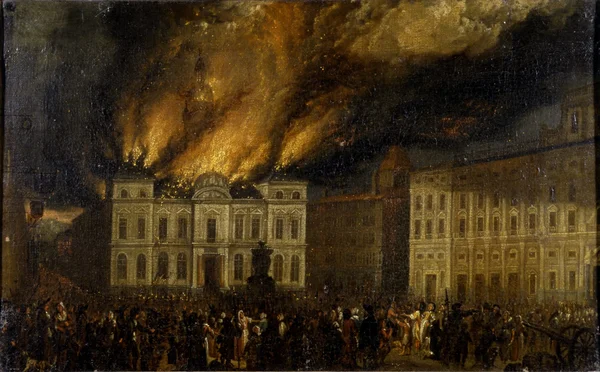Illustration historique d'un grand hôtel de ville en proie aux flammes la nuit, devant une foule de spectateurs.