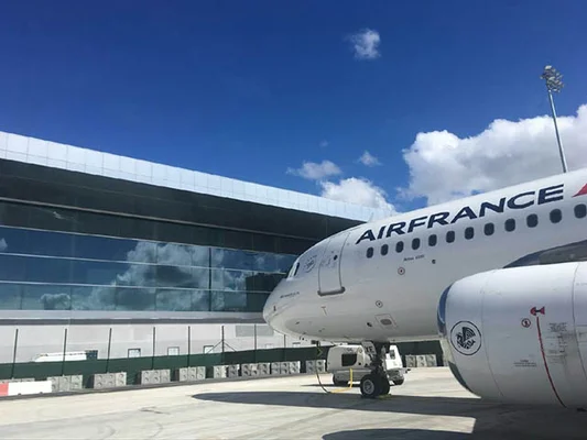 Un avion Air France au parking devant le terminal d'Orly.