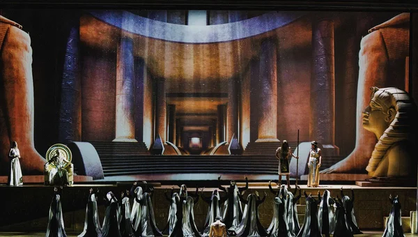 Décor monumental et acteurs costumés des Dix Commandements sur scène.