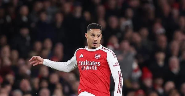 William Saliba concentré lors d'une phase de jeu sur la pelouse.