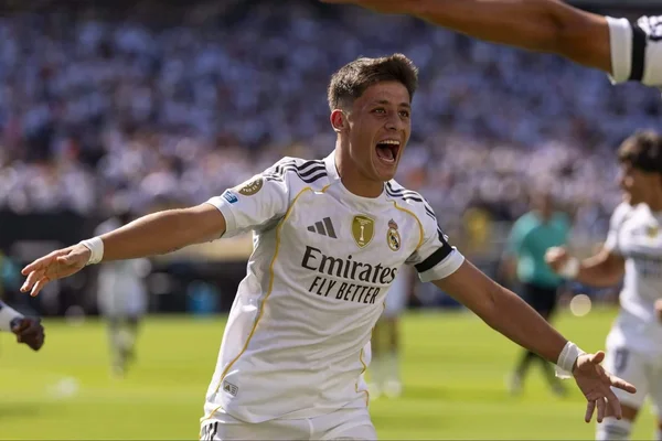 Arda Güler célébrant un but important avec ferveur sur le terrain.