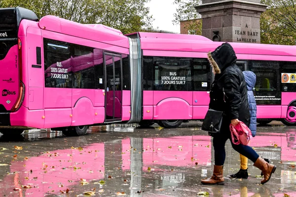 Un bus DK'Bus arborant la mention '100% gratuit' dans les rues de Dunkerque.