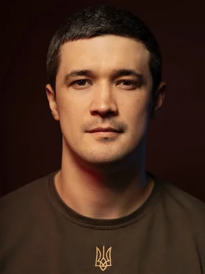 Mykhailo Fedorov sur scène au Web Summit 2022 à Lisbonne, portant un t-shirt aux couleurs de l'Ukraine.