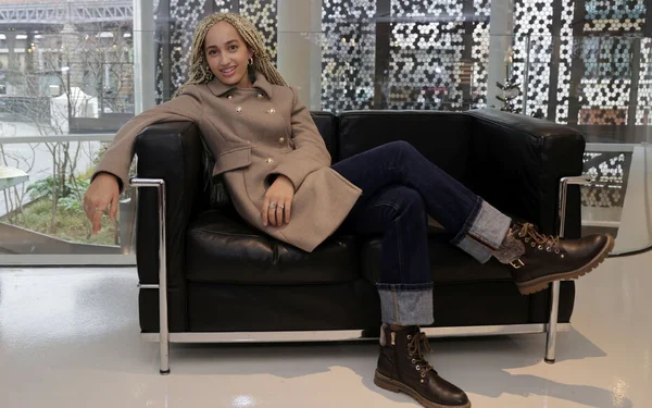 Monroe lors des coulisses de sa candidature à l'Eurovision.