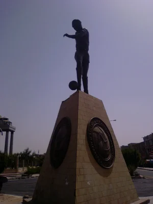 Statue emblématique d'un footballeur devant le siège de la Confédération Africaine de Football.