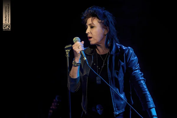 Jil Caplan chantant sur scène lors d'un concert.