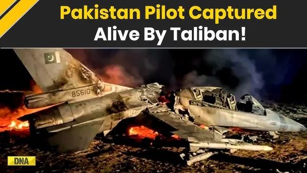 Un avion militaire pakistanais endommagé et en flammes la nuit, accompagné du texte 'Pakistan Pilot Captured Alive By Taliban!'.