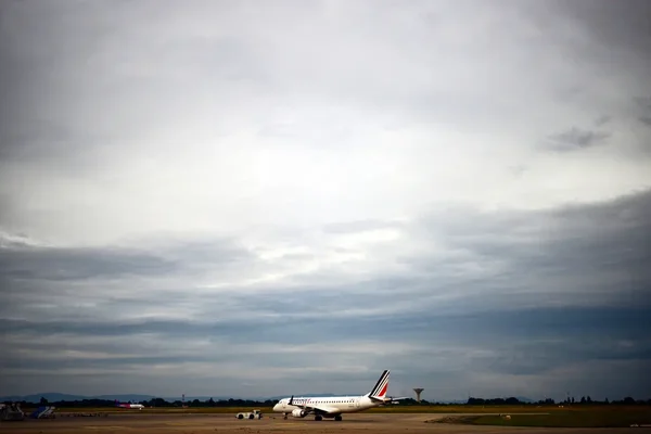 Les queues de trois avions Air France alignées sur le tarmac.