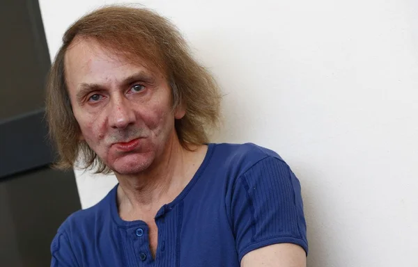 Portrait en gros plan de l'écrivain Michel Houellebecq.