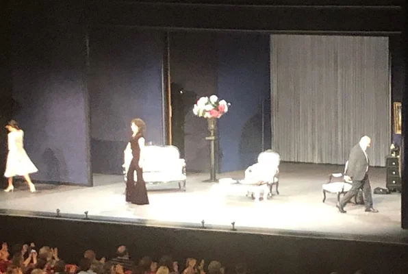 Isabelle Mergault et Gérard Jugnot sur scène lors de la pièce « La Raison d'Aymé » en 2019.