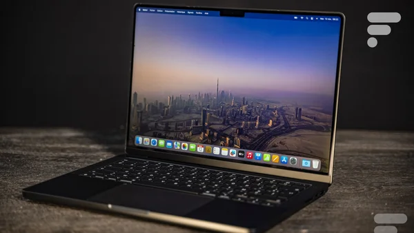 Un MacBook Pro avec un écran affichant une ville.