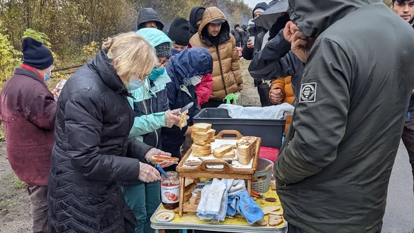 Des activistes de Calais apportant une aide alimentaire aux migrants dans le nord de la France.