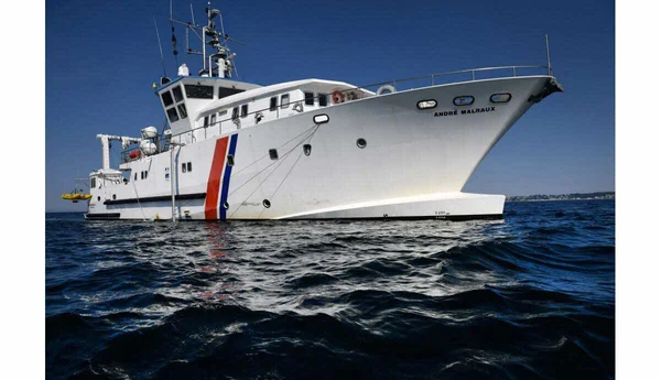 Le navire André Malraux, identifiable par sa bande tricolore, naviguant sur l'océan pour des opérations de fouille.