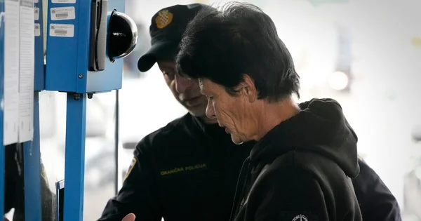 Un policier de Gran Canaria en interaction avec un homme lors d'un contrôle.