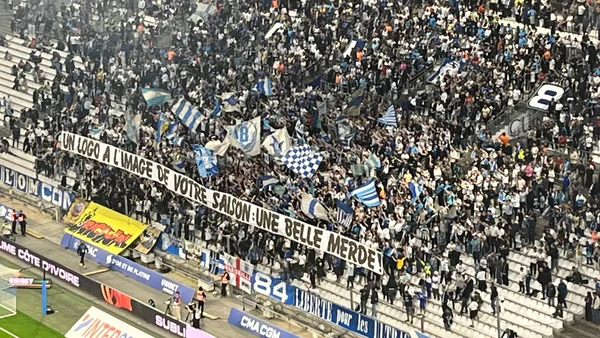 Supporters de l'OM avec une banderole hostile au nouveau logo.