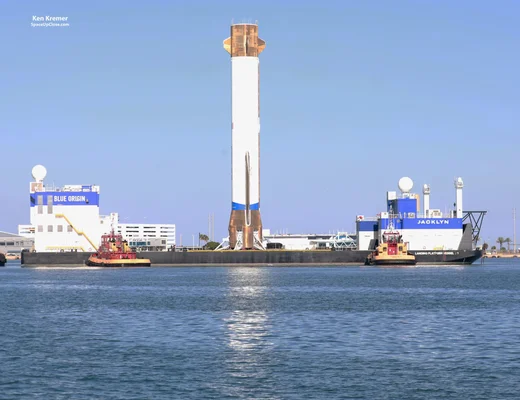 Le propulseur New Glenn récupéré sur le navire Jacklyn à Port Canaveral, en présence de Jeff Bezos.
