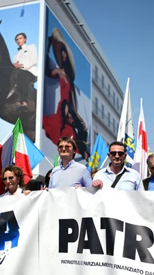 Militants de l'extrême droite européenne rassemblés derrière une bannière lors d'un événement à Milan.