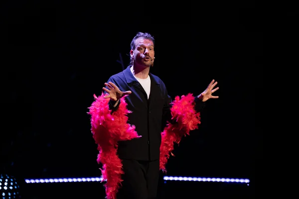 Un artiste en plein spectacle lors de la cinquième édition du festival Namur is a Joke.