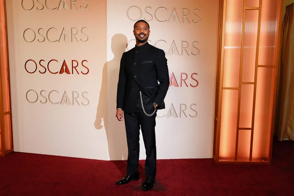 Michael B. Jordan sur le tapis rouge des Oscars, élégant en costume noir.