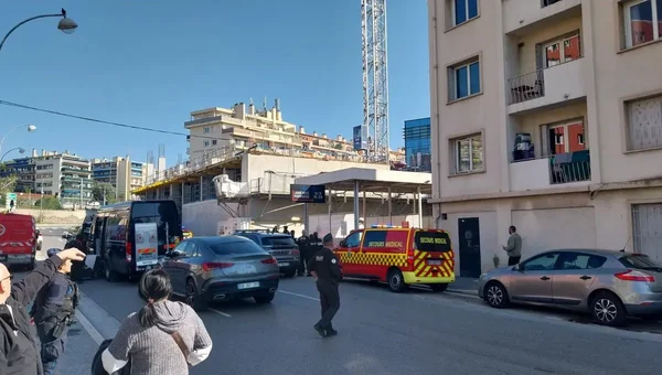 Intervention des secours avec une ambulance et du personnel en uniforme devant un immeuble à Nice.