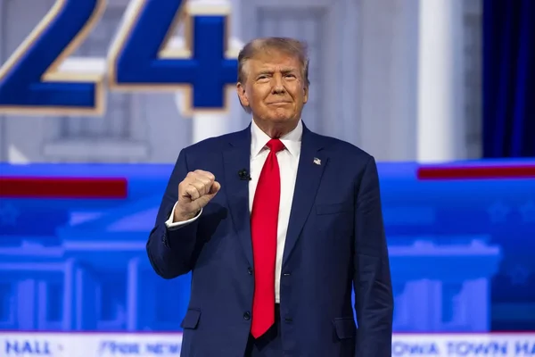 Donald Trump levant le poing lors d'un événement public.